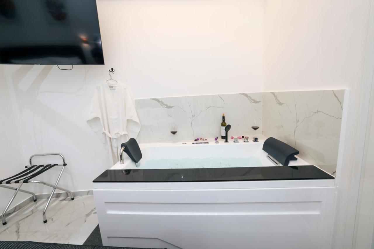 Zeos Finest Jacuzzi Suite Афіни Екстер'єр фото